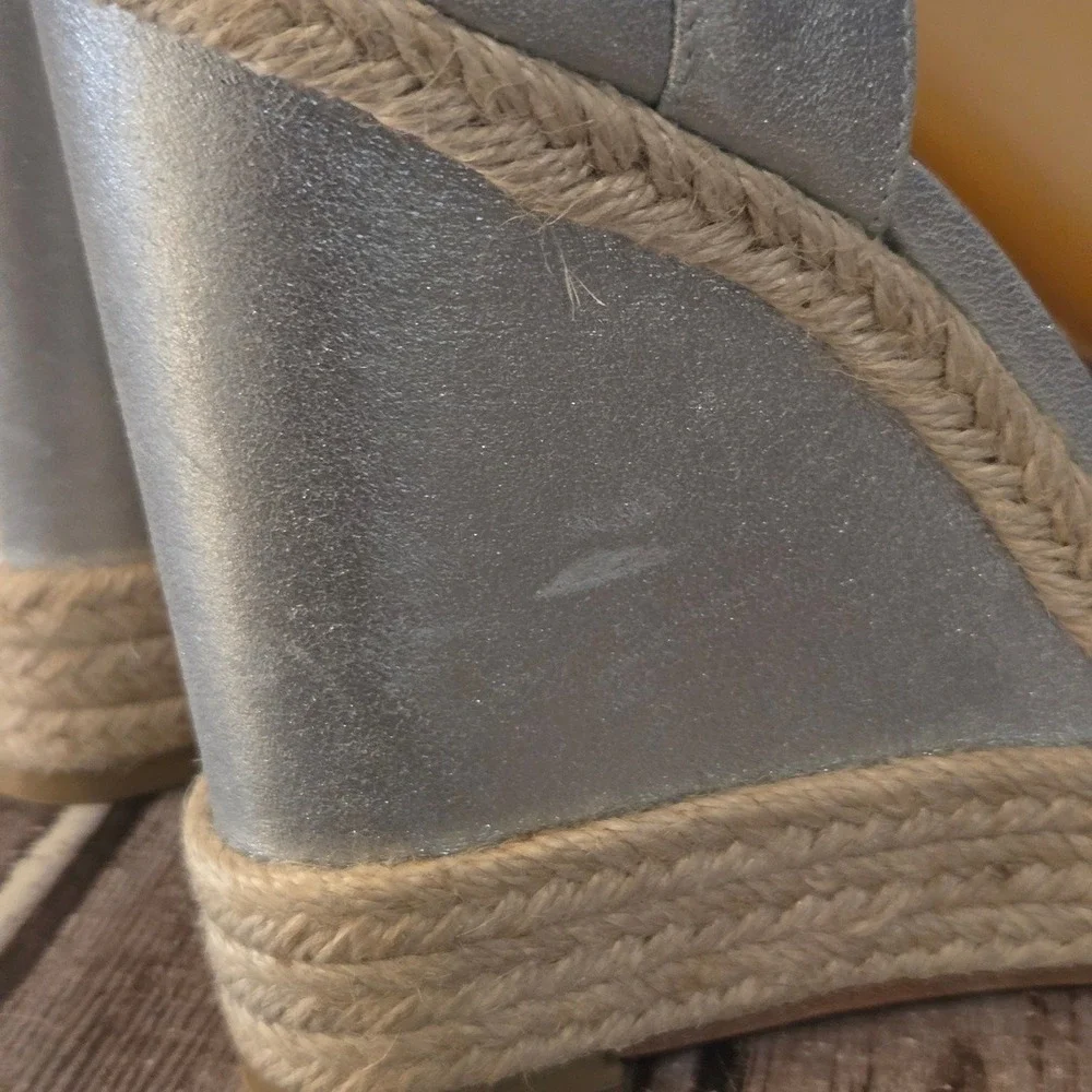 Sz 8 Badgley Mischka Bermuda Silver Leather Espadrille Wedge Sandals VGUC